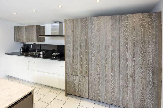 Kastenwand in grijze eik met inbouwovens