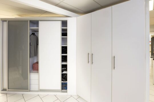 Witte kleerkast met schuifdeuren