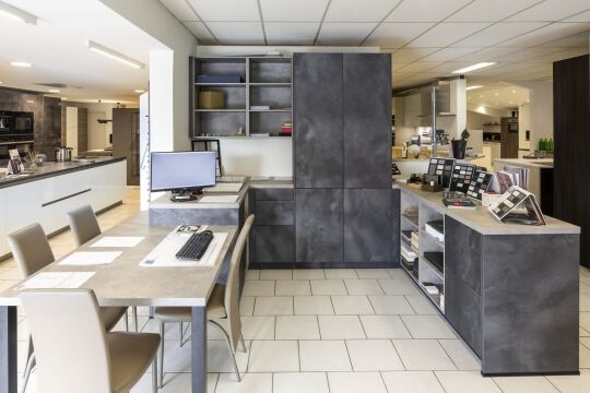 Keuken in antraciet betonlook met open rekken