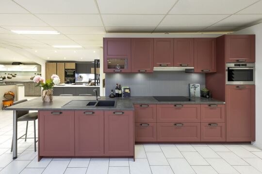 Landelijke keuken in bordeaux met eiland