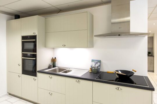 Crèmekleurige landelijke keuken met inox afzuigkap