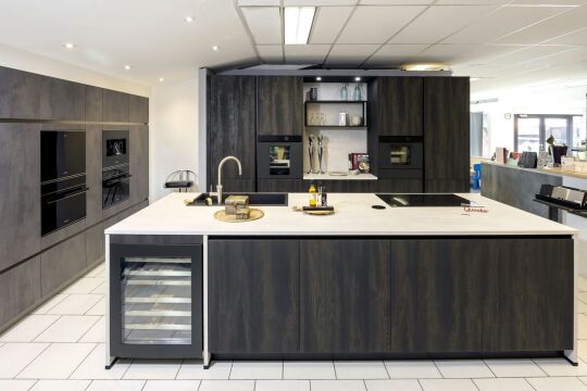 Donkere eiken keuken met kookeiland en wijnkoeler