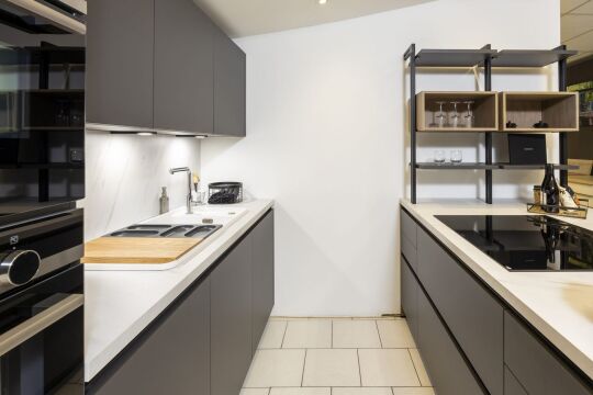 Antraciet keuken met open rek in eik