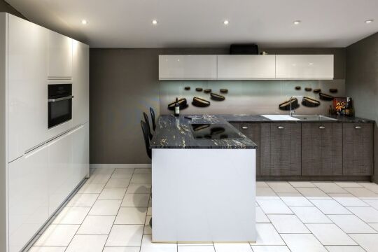 Keuken met eiland en zwart marmerlook werkblad