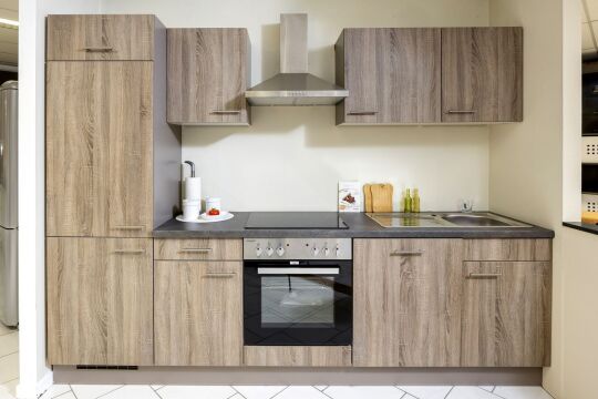Rechte keuken in houtlook met inbouwoven