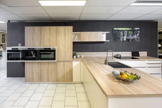 Keuken in lichte eik en crème met eiland