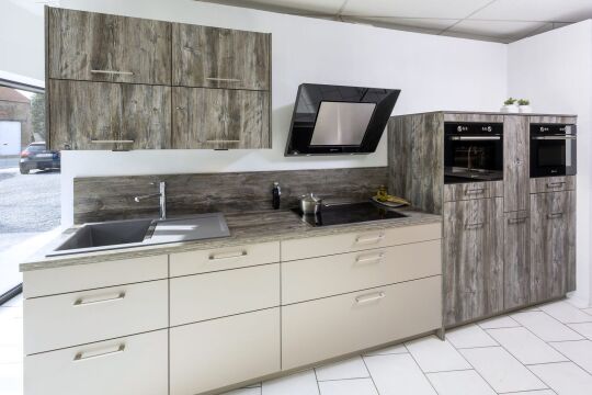 Keuken met zandkleurige fronten en rustieke houtlook