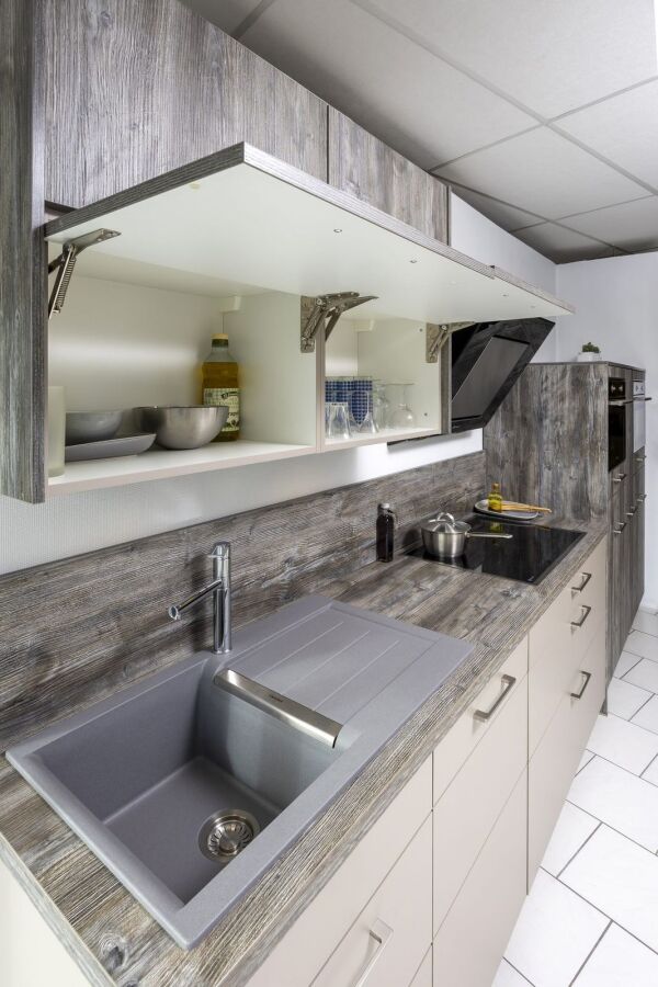 Detail van de rustieke houtlook keuken met spoelbak
