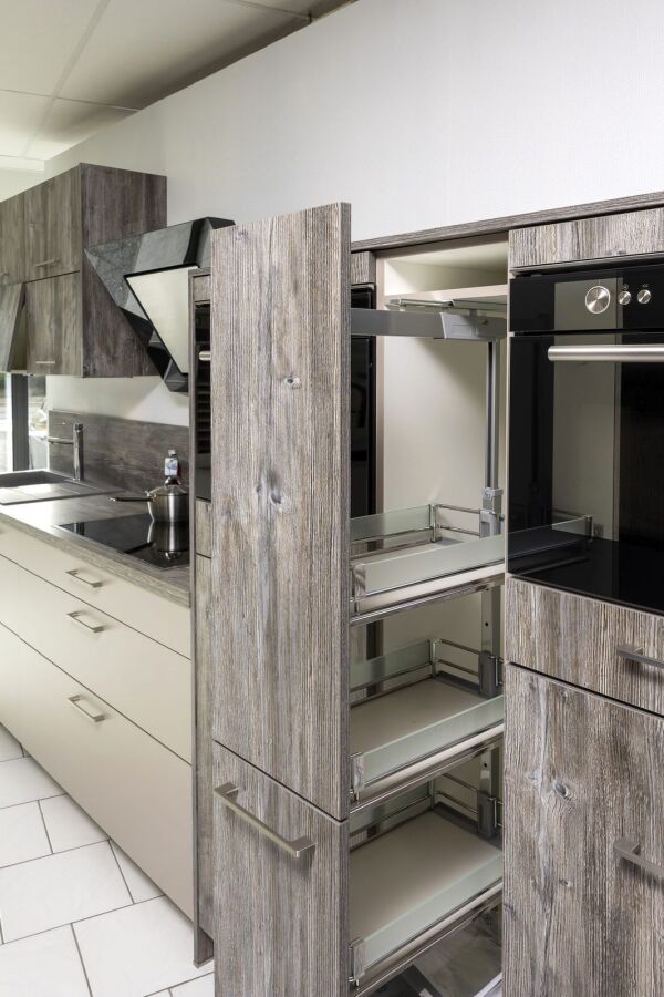 Hoge kast met uittrekbare lades in houtlook